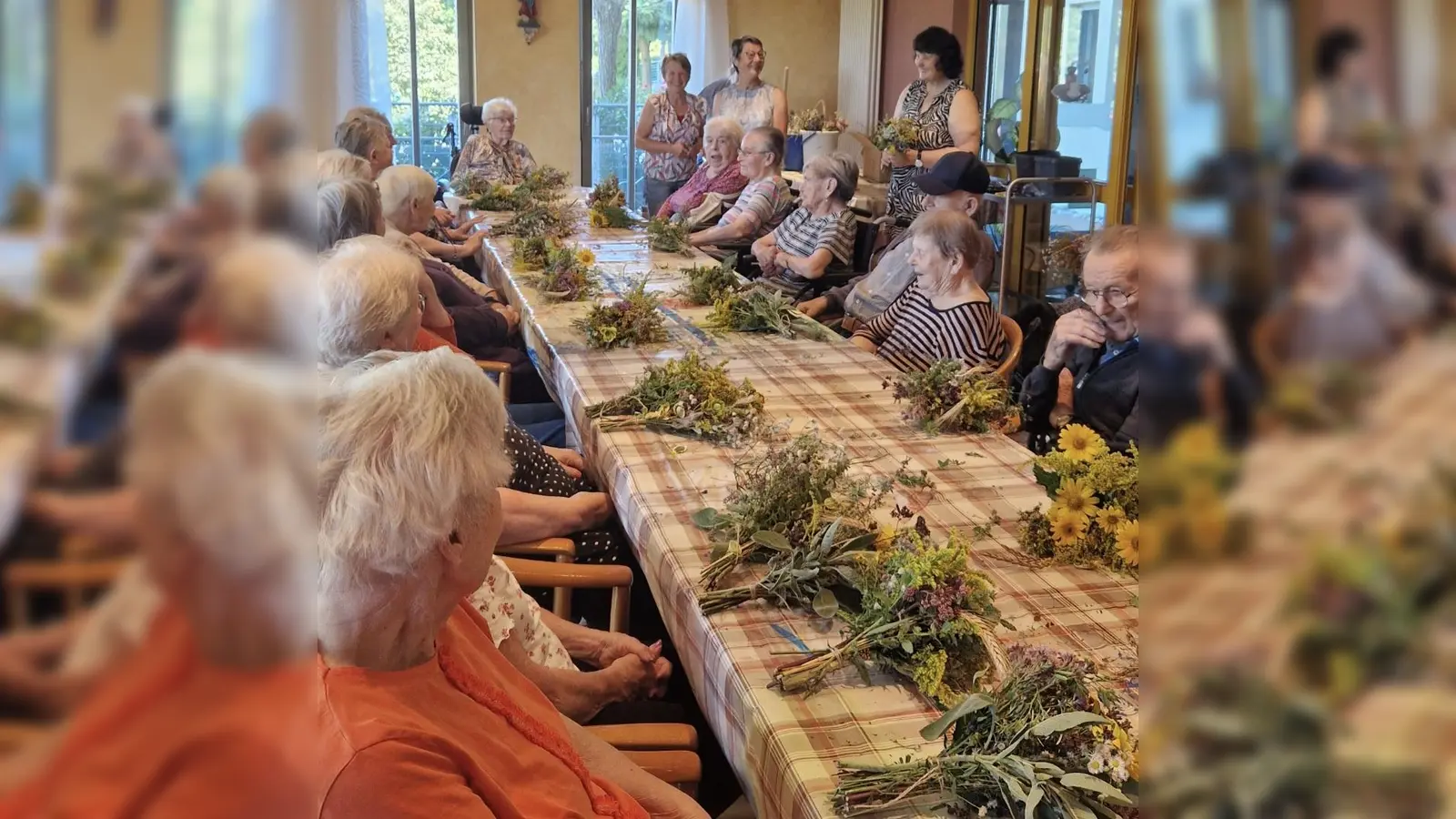 Gemeinsames Kräuterbuschen-Binden im BRK Seniorenheim St. Jakobus (Bild: Simone Trepesch )