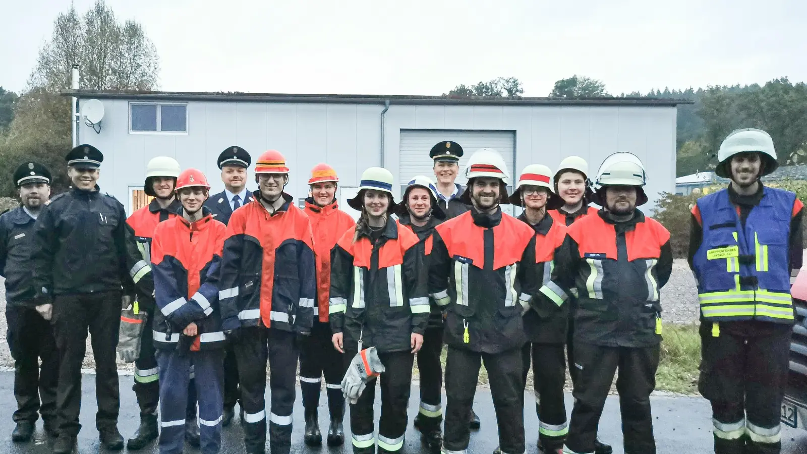 Von links: Fachkreisbrandmeister Ausbildung Alexander Zeitler, Kreisbrandmeister Dominik Ernst, Florian Peter, Andreas Forster, Erster Kommandant Benjamin Weiß, Maximilian Birner, Louis Höcherl, Sandra Göbl, Christopher Schwab, Kreisbrandinspektor Armin Daubenmerkl, Wolfgang Peter, Christian Scharl, Philipp Schlaffer, Zweiter Vorsitzender Philipp Meier und Andreas Batek.  (Bild: Johannes Winkler)