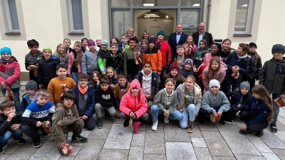 Die Schüler der Grund- und Mittelschule Kemnath statteten Bürgermeister Roman Schäffler einen Besuch ab. (Bild: Grund- und Mittelschule Kemnath/exb)