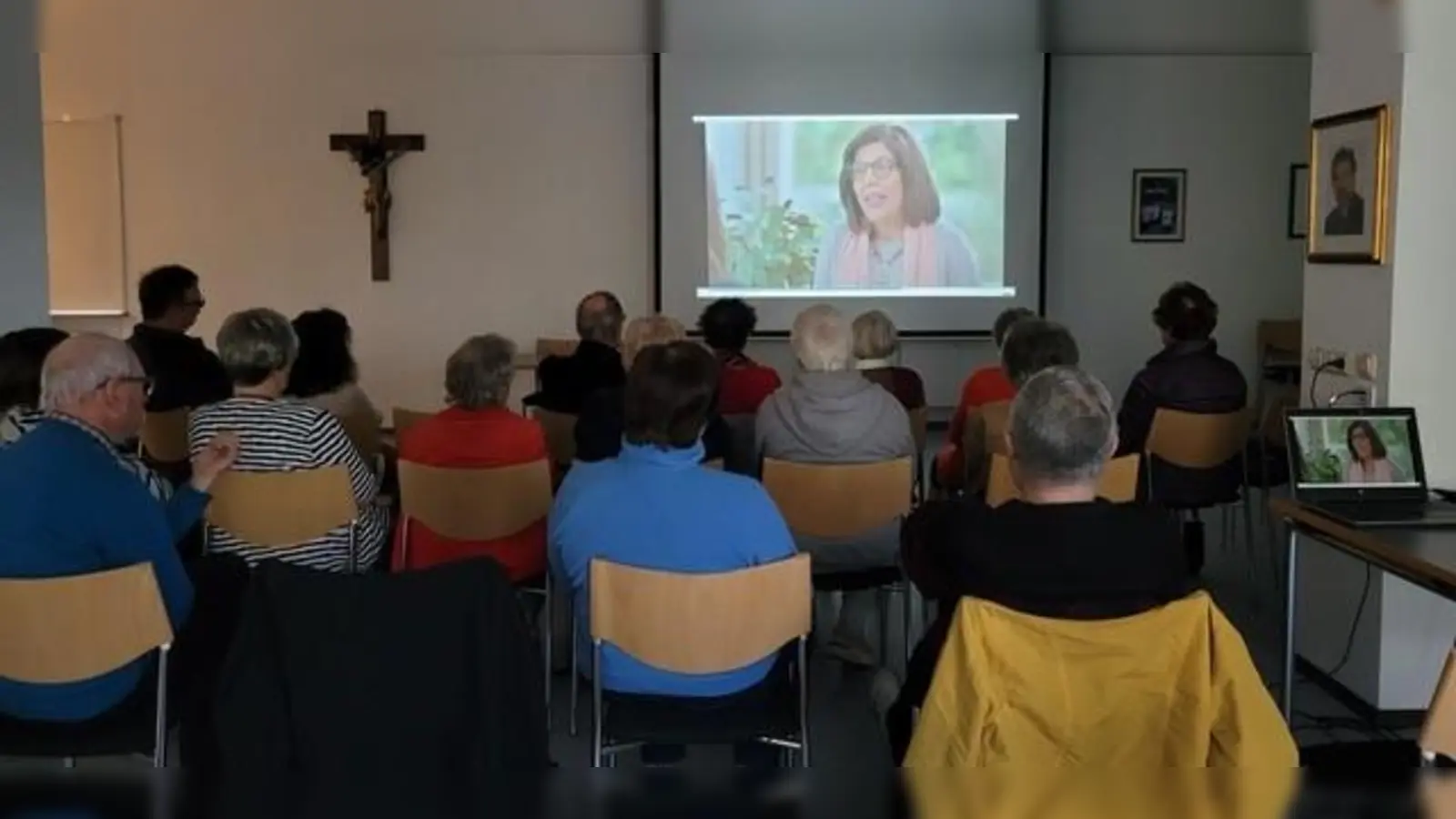 Kürzlich trafen sich mehr als 30 Engagierte und Freunde der Fokolarbewegung im großen Pfarrsaal Tirschenreuth, um gemeinsam aktuelle Berichte der Bewegung anzusehen und sich danach auszutauschen. (Bild: Liselotte Kulzer/exb)