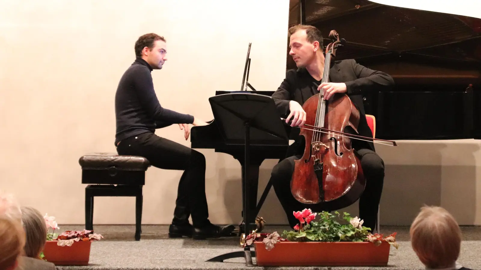 Von wilder Dramatik bis zu schmerzlicher Sehnsucht reichte das Spektrum der Gefühle, die Asen Tanchev am Flügel und Cellist Moritz Weigert in Töne gossen.  (Bild: Corinna Groth)