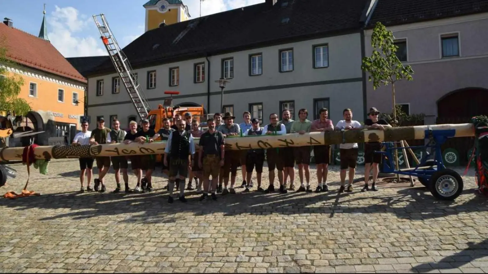 Nach zügigen Verhandlungen mit den Dieben des Waidhauser Maibaums wird das Schmuckstück dann aufgestellt.  (Bild: Heike Bauriedl/exb)