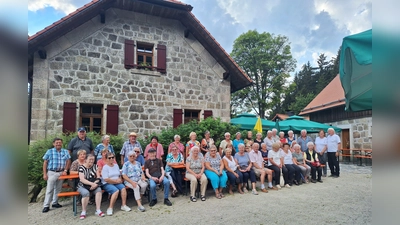 Senioren besuchen das Waldhaus im Steinwald. (Bild: Ramona Wiesent)