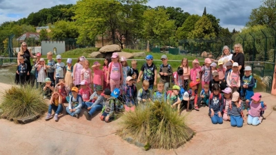 Kindergartenkinder aus Waldthurn und Hostoun sowie die Erzieherinnen  (Bild: Martina Lorenz)