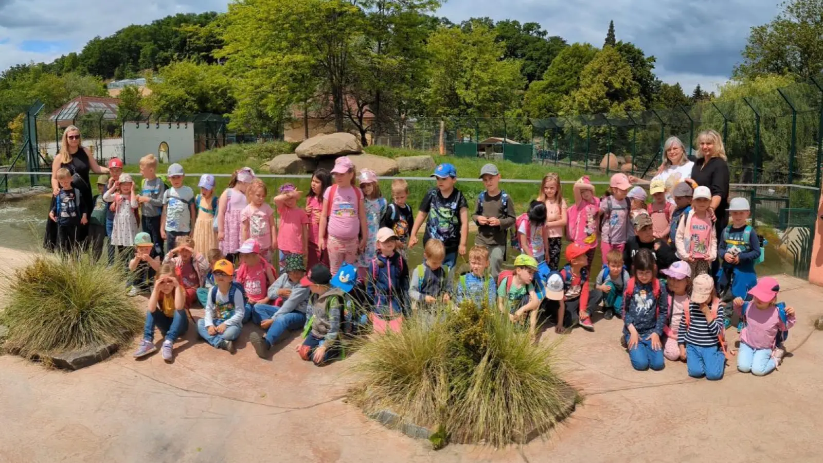 Kindergartenkinder aus Waldthurn und Hostoun sowie die Erzieherinnen  (Bild: Martina Lorenz)
