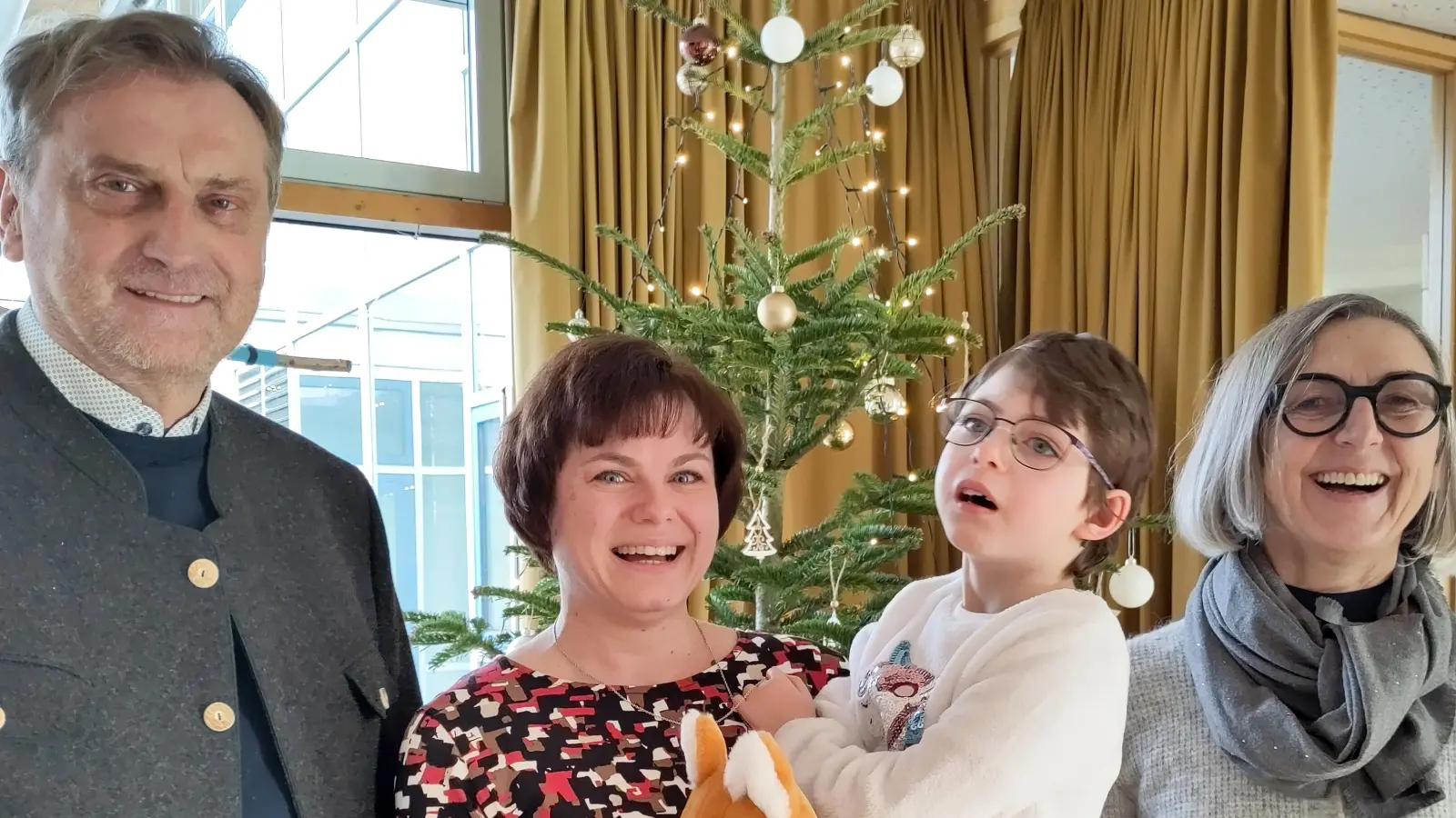 Berthold Kellner und Monika Höllerer vom Oberpfalzverein zahlen der kleinen Jule Kriegelsteiner eine Therapiewoche im Osteopathischen Kinderzentrum Filumi in Bad Alexandersbad. (Bild: Lebenshilfe KV Tirschenreuth/exb)