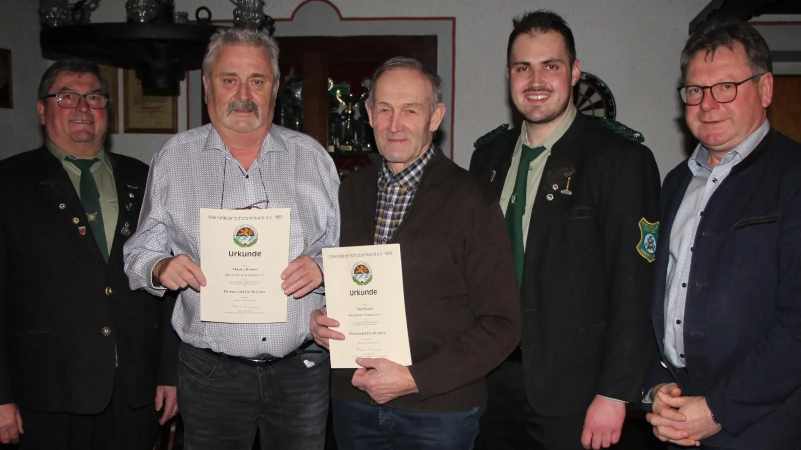 Bürgermeister Martin Prey, zweiter Schützenmeister Alexander Ehrenfried und Schützenmeister Johann Fuchs gratulierten Paul Bauer und Martin Kiener (mit Urkunden), die seit 50 Jahren dem Verein angehören.  (Bild: Christoph Zinkl/exb)