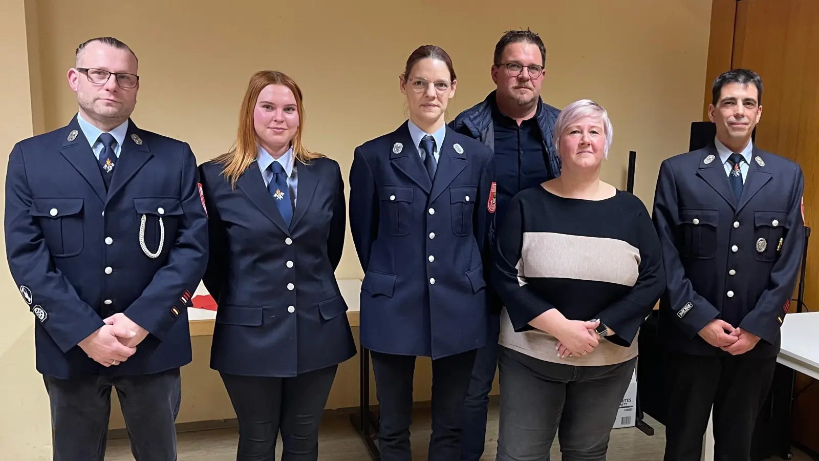 Mario Schulze, 1. Kommandant, Larissa Gmeiner, Irina Stürmer, Bürgermeister Stephan Schübel, Jasmin Schulze und 2. Kommandant Stephan Baier. (Bild: Thomas Döhler )