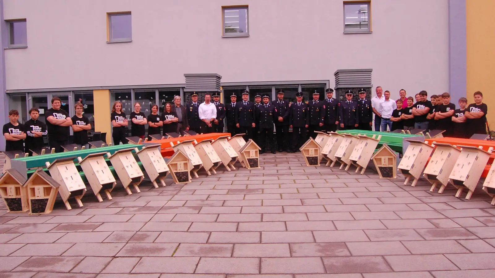 Vertreter der Feuerwehren waren in Uniform an die Doktor-Eisenbarth-Mittelschule gekommen, um die professionell gestalteten Hornissenkästen in Empfang zu nehmen.<br> (Bild: Christian Schreiner)