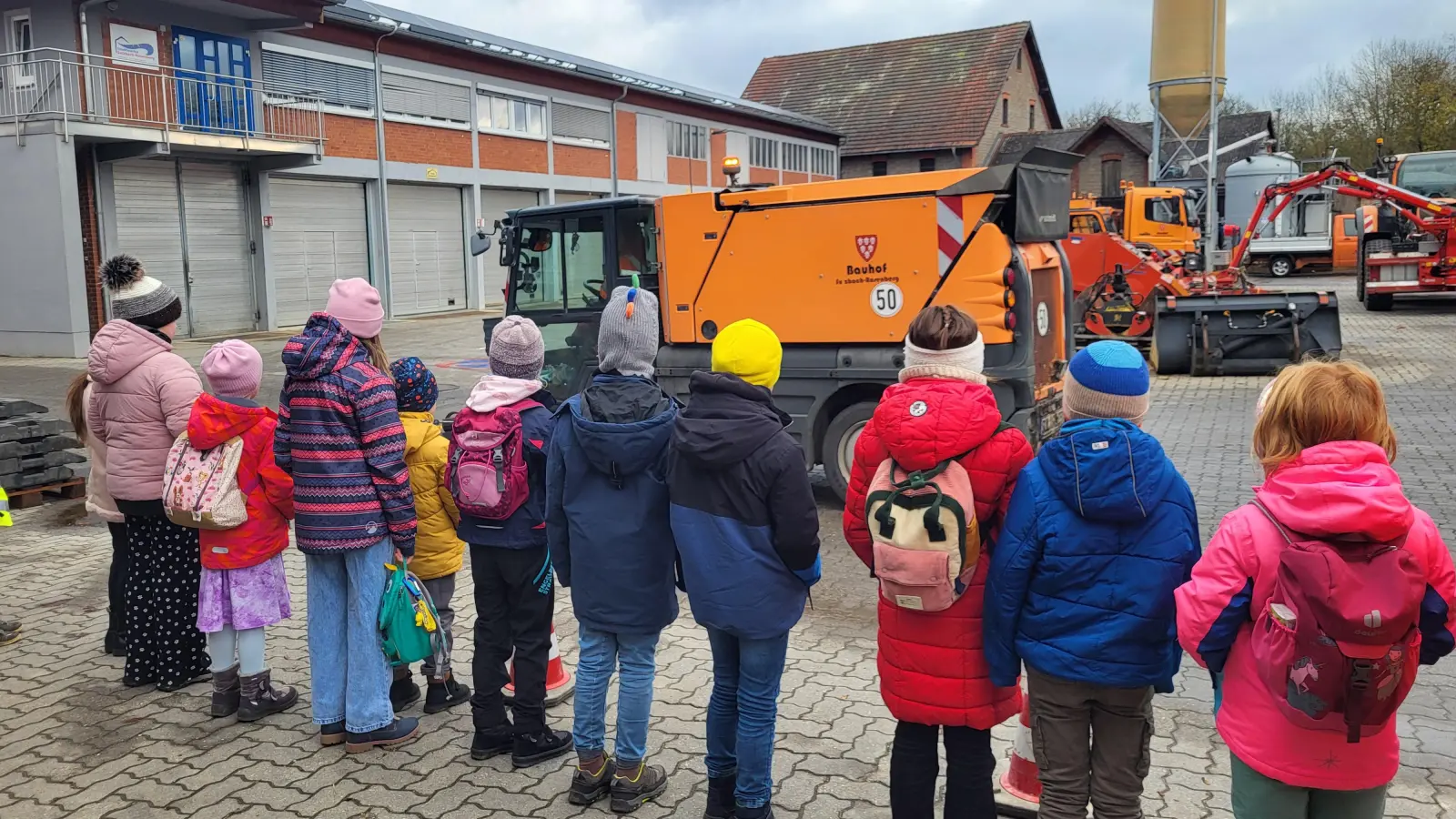 Die Kinder der Beschäftigten der Stadtverwaltung auf dem Bauhof. (Bild: Christine Dehling)