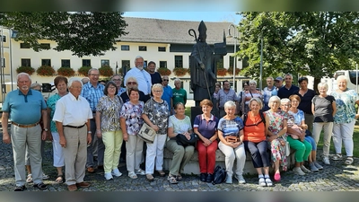 Das Bild zeigt die Teilnehmer am Wolfgangsdenkmal auf dem Kirchplatz. (Bild: Rita Gleißner)