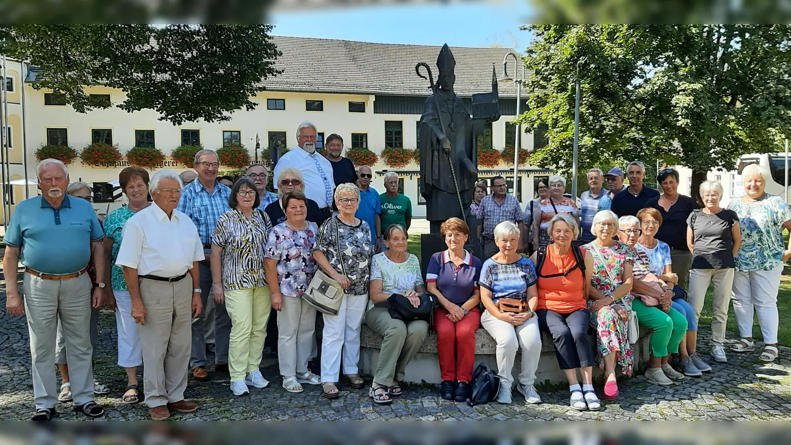 Das Bild zeigt die Teilnehmer am Wolfgangsdenkmal auf dem Kirchplatz. (Bild: Rita Gleißner)