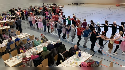 Bei einer Polonaise kam es gleich zu einer Faschingsstimmung mit der Faschingsgesellschaft Nabburg und den Senioren auf. Mit dabei Seniorenbeauftragte Gabriele Beck ( in der Polonaise mit rosa Rock´Roll Kleid zu sehen) und an der Spitze der Polonaise aus der Faschingsgesellschaft Nabburg die Präsidentin Gerlinde Graja.  (Bild: Silvia Beck)