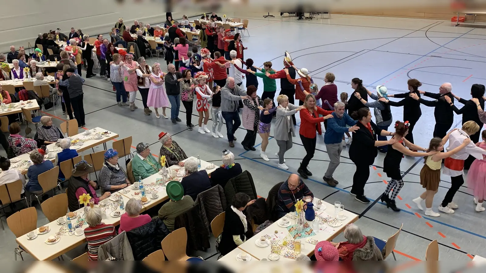 Bei einer Polonaise kam es gleich zu einer Faschingsstimmung mit der Faschingsgesellschaft Nabburg und den Senioren auf. Mit dabei Seniorenbeauftragte Gabriele Beck ( in der Polonaise mit rosa Rock´Roll Kleid zu sehen) und an der Spitze der Polonaise aus der Faschingsgesellschaft Nabburg die Präsidentin Gerlinde Graja.  (Bild: Silvia Beck)