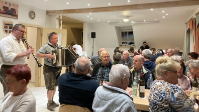 Für Stimmung beim Weinfest sorgte die Zoigl Musi aus Aschach. (Bild: Sonja Seidel)