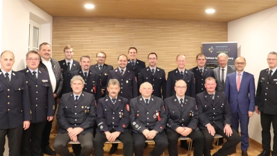 Kreisbrandinspektor Klaus Schicker, Kreisbrandrat Stefan Gleißner, Bärnaus Zweiter Bürgermeister Michael Schedl (von links) sowie Kreisbrandmeister Helmut Czepa, Stellvertretender Landrat Alfred Scheidler und Plößbergs Bürgermeister Lothar Müller (von rechts) bedankten sich bei den Feuerwehrleuten für ihren jahrzehntelangen Dienst. (Bild: flt)