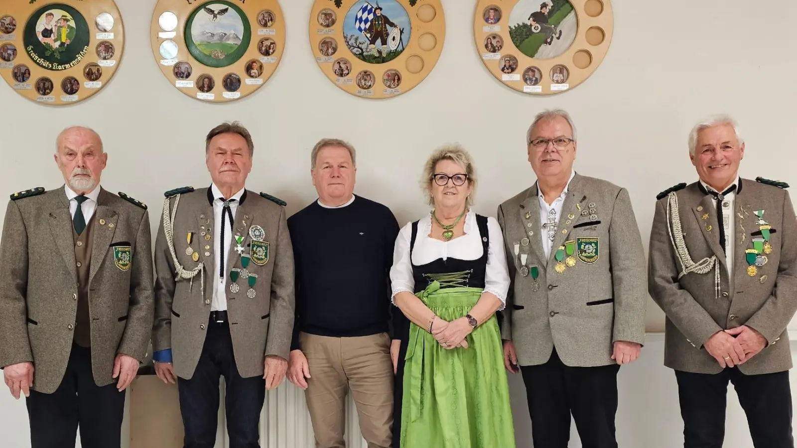 Die neuen Ehrenmitglieder bei Freischütz Karmensölden (von links): OSM Stephan Brem, Hermann Mertel, Stefan Neubauer, Gisela Meier, Rudi Möschl und Schießleiter Hans Meier. (Bild: Raimund Nitsche)