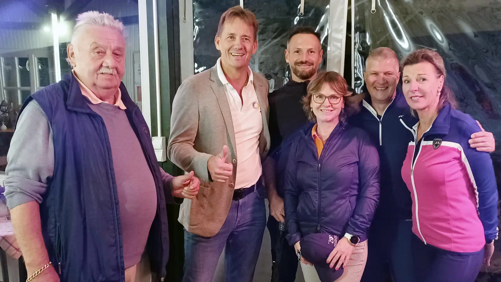 GLCS-Spielleiter Reinhold Scharl (l.) und Andreas Westphal (2. v. l.) vom „Stern-Center“ zeichneten die Sieger des siebten „After-Work“-Golf-Cups des Mercedes-Autohauses aus Regensburg aus.  (Bild: Stephan Landgraf)