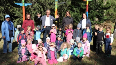 Bürgermeister Franz Stahl beim Besuch der „Schlauen Füchse“. Hinten von rechts: Kinderhaus-Leiterin Maria Üblacker, Bereichsleitung Kindergarten Christina Sladky, Kinderpflegerin Anja Zant und Erzieherin Sabuha Wagensonner (Bild: Stadt Tirschenreuth)