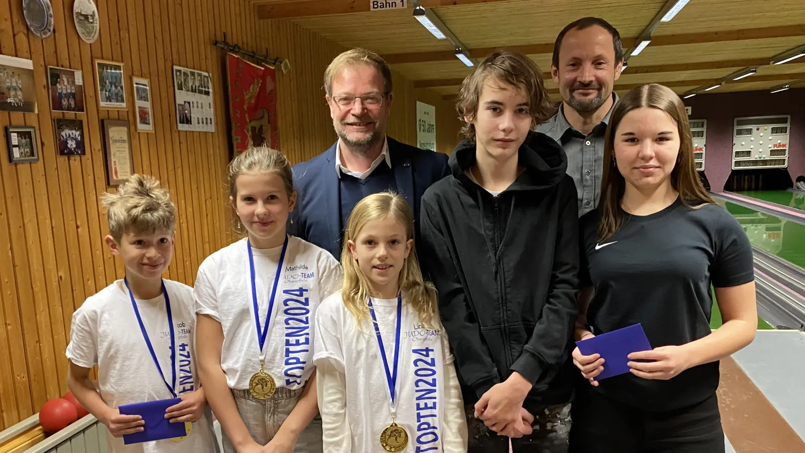 Köppl Jakob, Köppl Mathilda, Heimerl Lina, Eckl Milo, Lang Anna (vordere Reihe von links)<br>1. Vorstand Christoph Steffens mit Abteilungsleiter „Judo, Ju-Jutsu, Karate“ Turban Franz (hintere Reihe von links)<br> (Bild: Andreas Köppl)