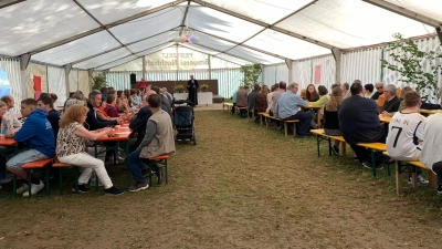 Zum Zeltgottesdienst in Groschlattengrün kamen viele Gläubige. (Bild: Isgard Forschepiepe/exb)