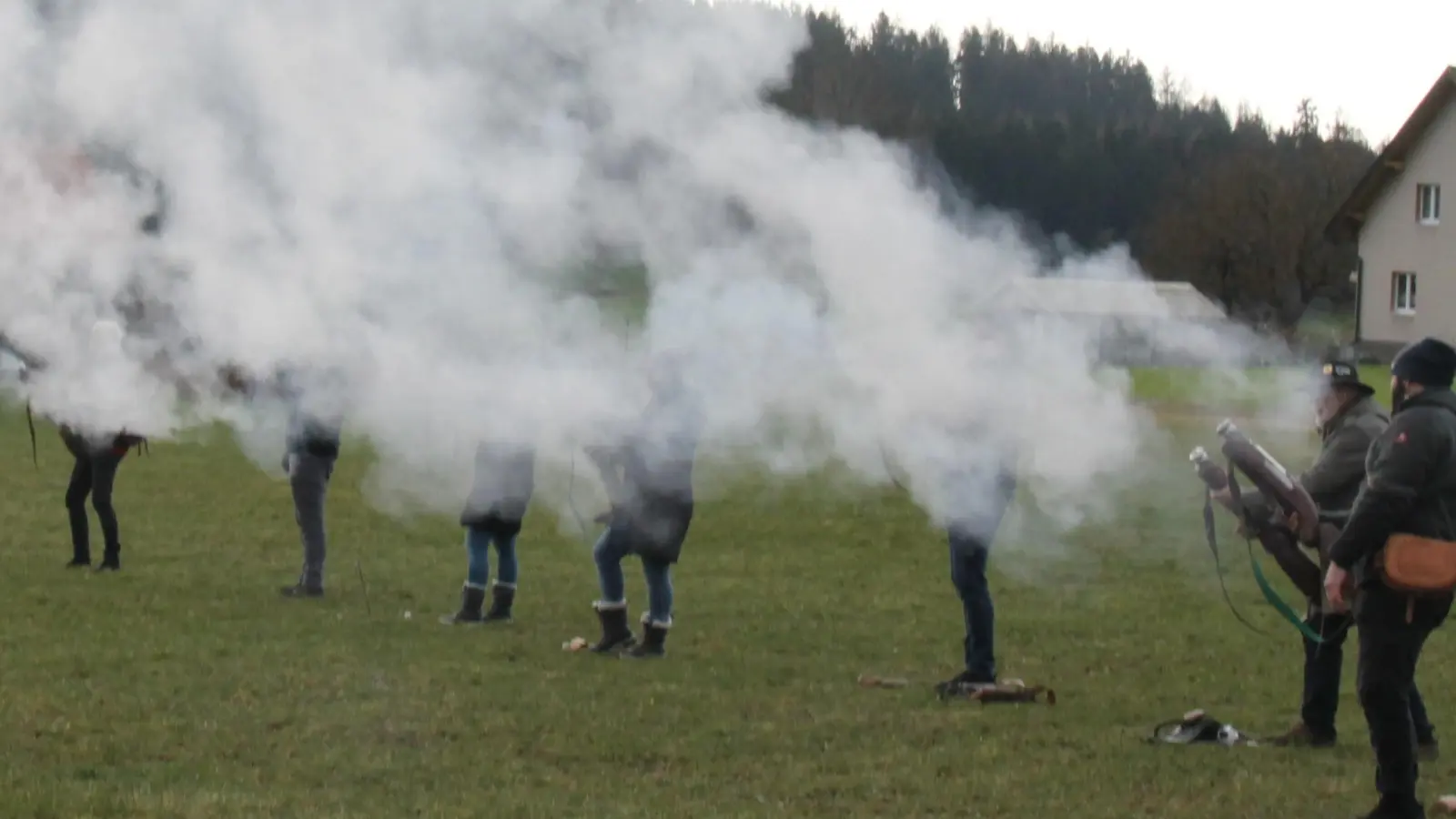 Lautstark schießt die Böllergruppe des VPC Thanstein das neue Jahr an.  (Bild: dl)