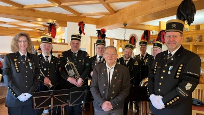Im Namen des Vereins gratulierten Schatzmeisterin Karin Kraus (li) und 1. Vorstand Armin Kraus (re) mit einer Abordnung der Bergknappenkapelle  (Bild: Norbert Rubenbauer)