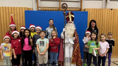 Nikolaus besucht die E-Juniorinnen des SC Kirchenthumbach (Bild: Nicole Schusser-Schindler)