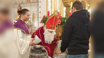 Der Nikolaus zu Besuch beim Gottesdienst in Weidenthal. (Bild: Manuela Bäumler)