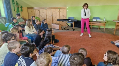 Maria Rupprecht erläuterte den Kindern die Entstehung eines Buches. (Bild: Michaela Greiner)