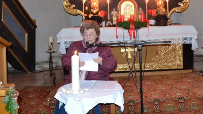 Eine beeindruckende Weihnachtslesung mit Helene Rolle in „Oberpfälzer Mundart“, begleitet von den „Zupfer Moidln“ in der Burgtreswitzer Dorfkirche. Großen anhaltenden Beifall erhielten die Akteurinnen von den Besuchern.  (Bild: Peter Garreiss)