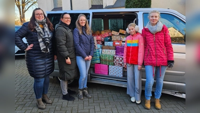 Die Frauen des katholischen Frauenbundes Sulzbach-Rosenberg beim Verladen der Päckchen. (Bild: Anna Maria Raab)