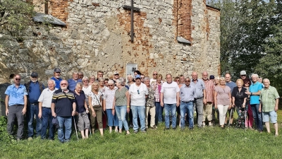 Bild Mitte mit weißem Shirt ohne Mütze, BSB Bezirksvorsitzende Horst Embacher, rechts daneben, BSB Kreisvorsitzender Josef Lang (Bild: Peter Ertl)