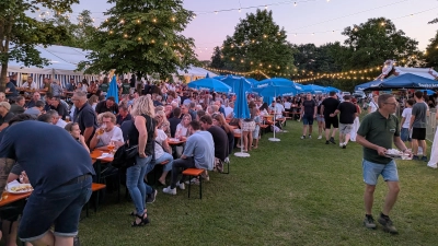 Gut besucht: Zahlreiche Gäste genossen beim Fischerfest Spezialitäten und Sommerabend-Atmosphäre (Bild: Lukas Fleischmann)