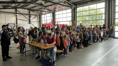 Zahlreiche Kinder versammeln sich zum Start des Flosser Ferienprogramms im Flosser Gerätehaus. (Bild: Manfred Lindner)
