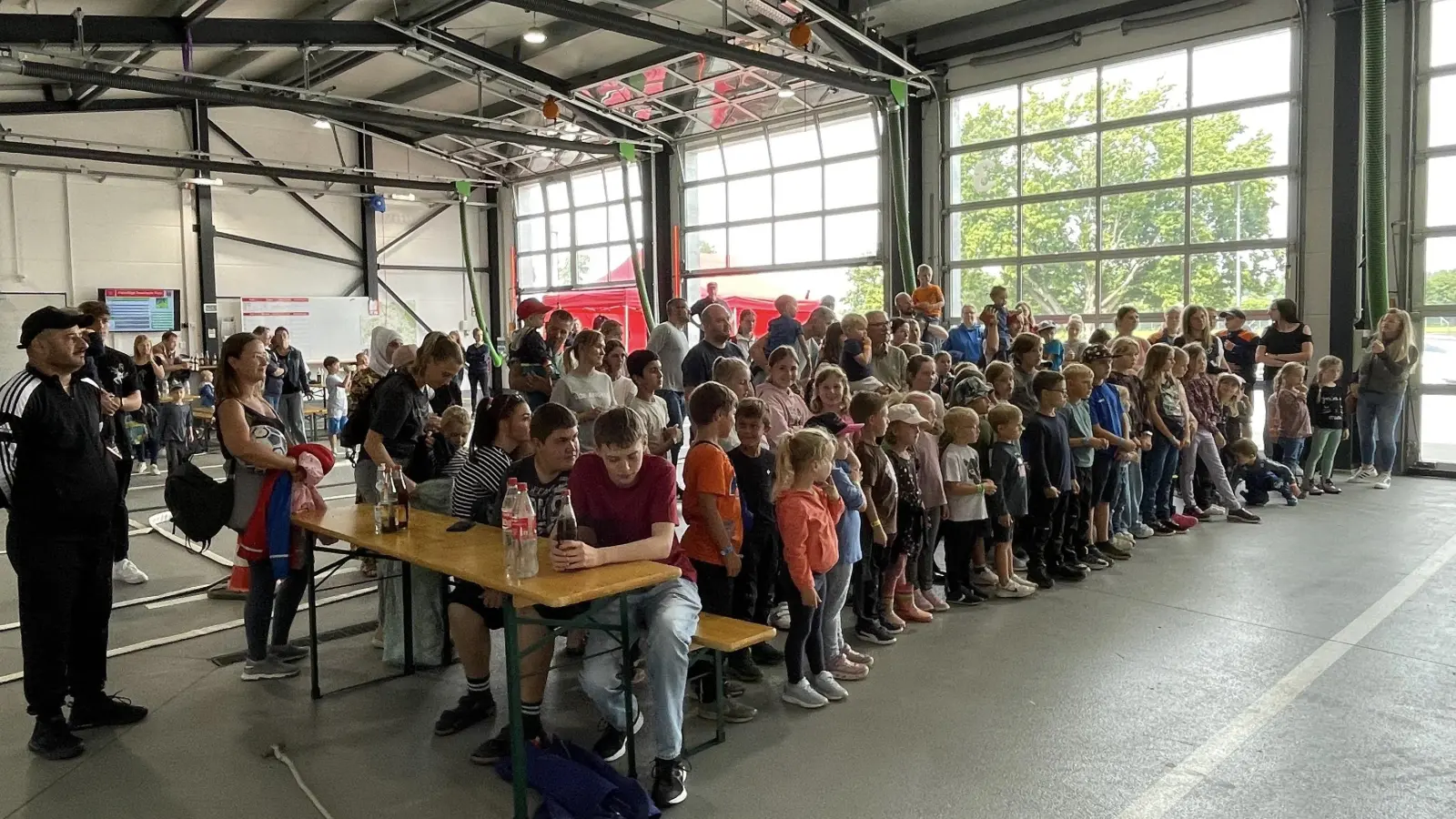 Zahlreiche Kinder versammeln sich zum Start des Flosser Ferienprogramms im Flosser Gerätehaus. (Bild: Manfred Lindner)