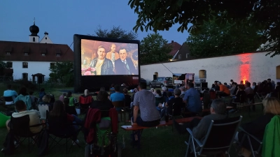 Bei perfekten Bedingungen und in herrlicher Umgebung im Pfarrgarten zeigte die Kolpingsfamilie Pfreimd in ihrem Open-Air-Kino den aktuellen Eberhofer-Film „Rehragout-Rendezvous”.  (Bild: Georg Hirmer)