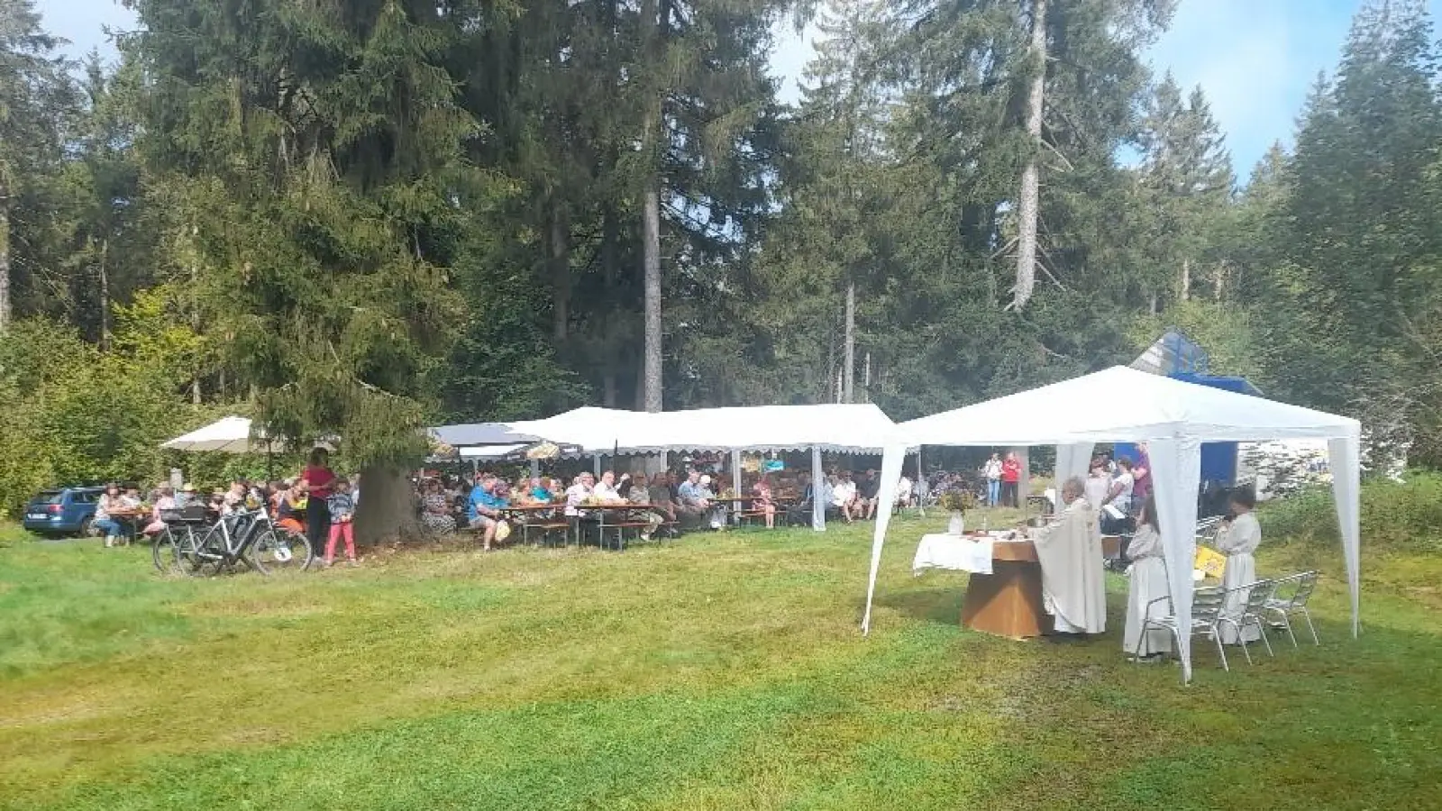 Bei schönem Wetter konnte das Pfarrfest der Pfarrei Mähring an der St. Nikolauskirche gefeiert werden.  (Bild: Rosalinde Schöner)