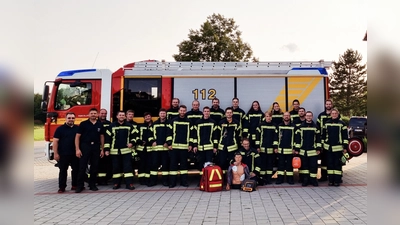 Die Teilnehmer der Feuerwehr Schmidgaden, die für den Einsatz am Defi ausgebildet wurden.  (Bild: Markus Ries)