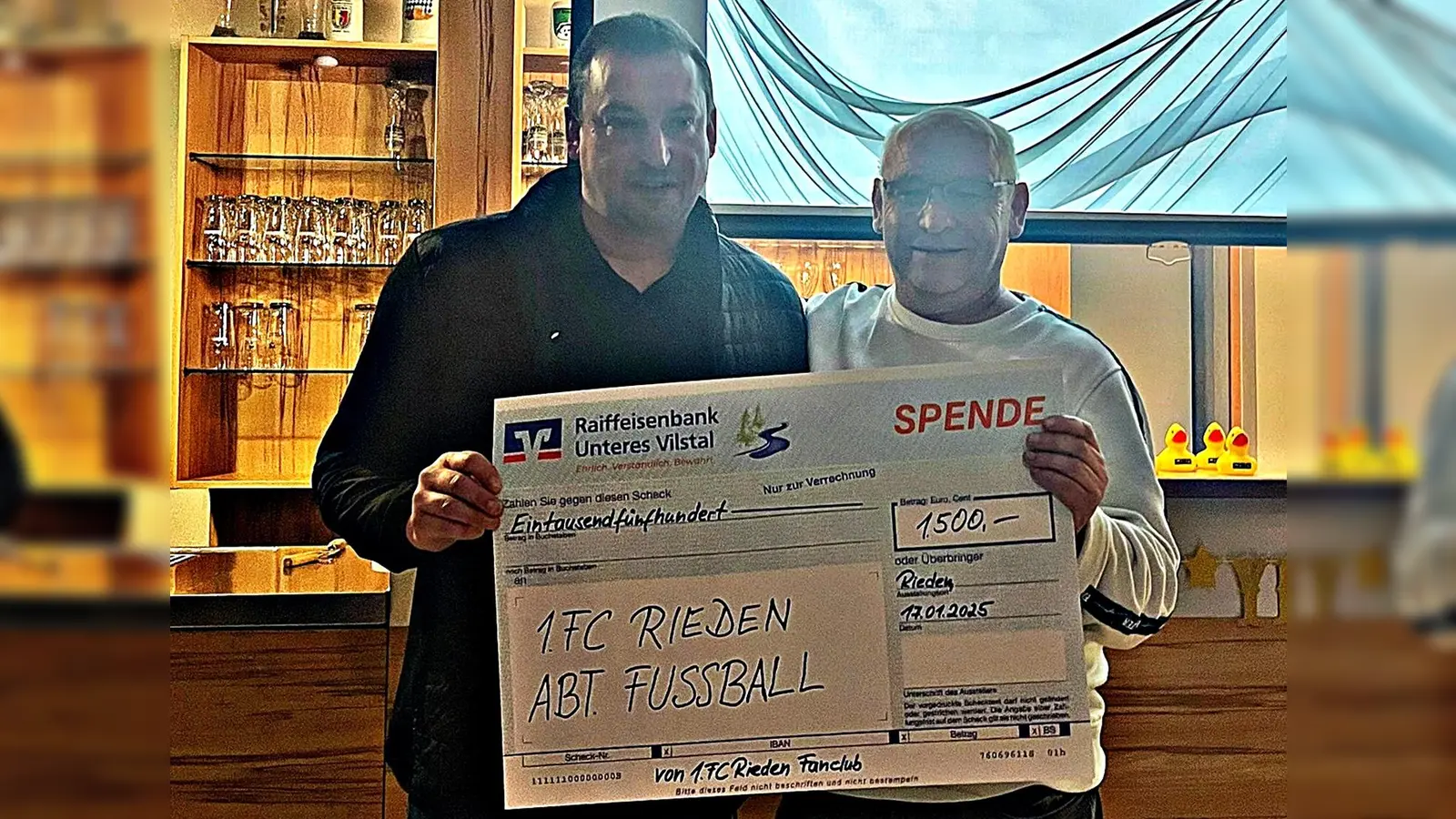 Fan-Club des 1. FC Rieden spendet 1500 € (Bild: Matthias Becker)