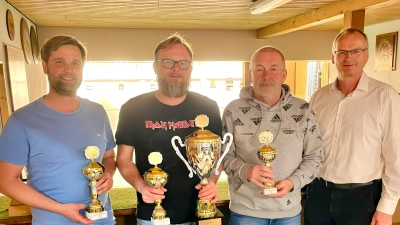 Schützenmeister Thomas Graf (rechts) mit den Pokalsiegern. <br><br> (Bild: Rüdiger Hettler/exb)