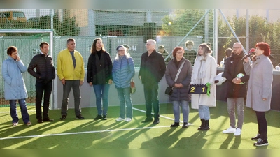 Schulleiterin Petra Rothmund (r.) begrüßte zur offiziellen Einweihung des Soccer-Courts zahlreiche Ehrengäste (v. l.): Brigitte Krause, Michael Gleißner, Max Hohlrüther, Tanja Obwandner, Daisy Brenner, Frank Wirth, Michaela Jung, Sandra Krügelstein und Gregor Stangl.  (Bild: Stephan Landgraf)