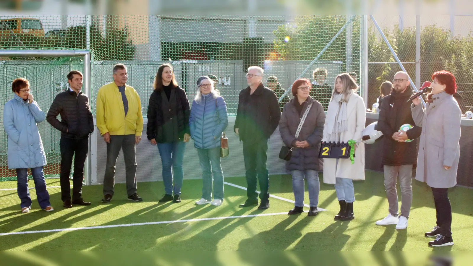 Schulleiterin Petra Rothmund (r.) begrüßte zur offiziellen Einweihung des Soccer-Courts zahlreiche Ehrengäste (v. l.): Brigitte Krause, Michael Gleißner, Max Hohlrüther, Tanja Obwandner, Daisy Brenner, Frank Wirth, Michaela Jung, Sandra Krügelstein und Gregor Stangl.  (Bild: Stephan Landgraf)