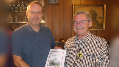 2. Vorstand Armin Kraus gratuliert dem Jubilar Richard Sperber mit einem Gutschein. (Bild: Armin Kraus)