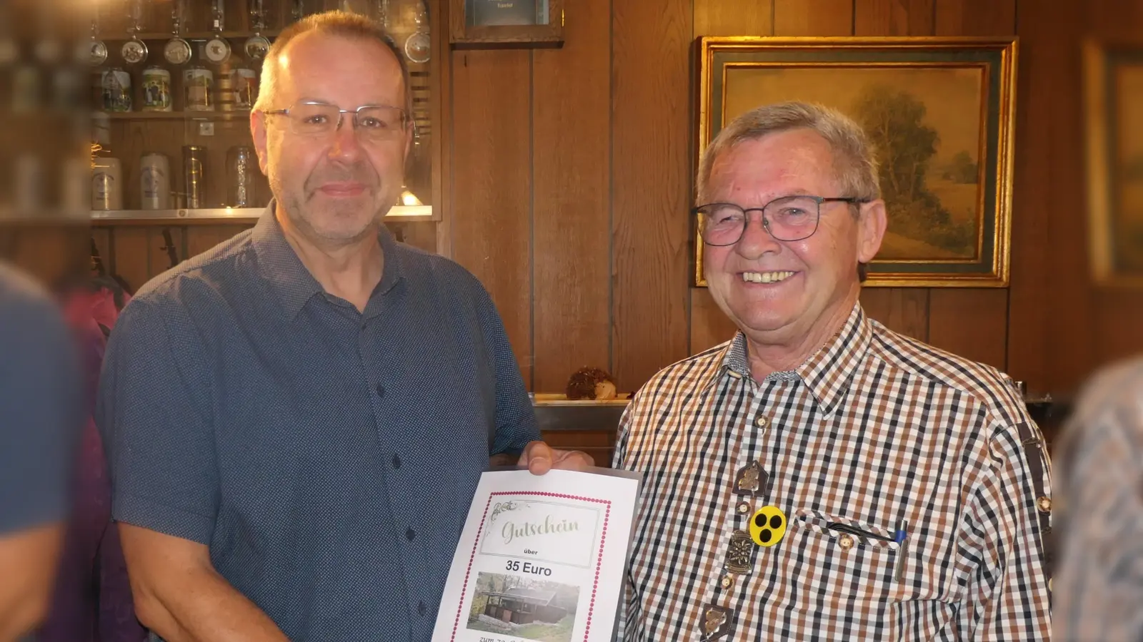 2. Vorstand Armin Kraus gratuliert dem Jubilar Richard Sperber mit einem Gutschein. (Bild: Armin Kraus)