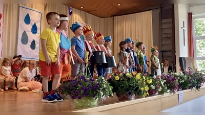 Beim Sommerfest des Kinderhauses Bad Neualbenreuth ging es in einem einstudierten Spiel um die Elemente Feuer, Wasser, Erde und Luft. (Bild: Kinderhaus Bad Neualbenreuth/exb)