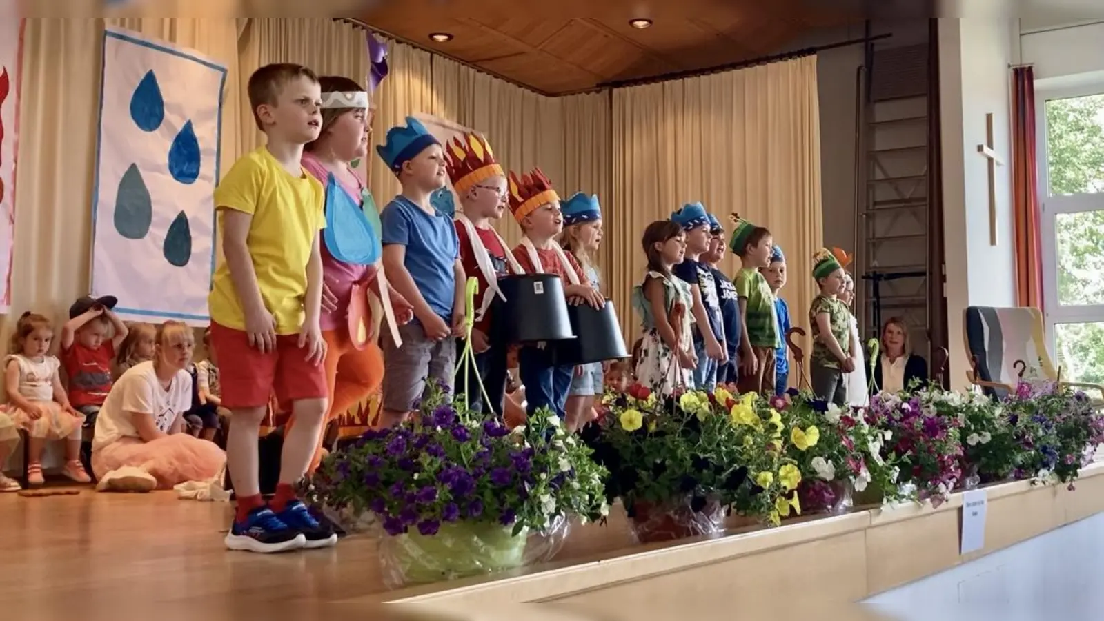 Beim Sommerfest des Kinderhauses Bad Neualbenreuth ging es in einem einstudierten Spiel um die Elemente Feuer, Wasser, Erde und Luft. (Bild: Kinderhaus Bad Neualbenreuth/exb)