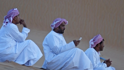 Eine Pause in der „Dünenwelt” gönnten sich die Fahrer, die eine Reisegruppe durch den Oman chauffierten. (Bild: Jürgen Riebl)