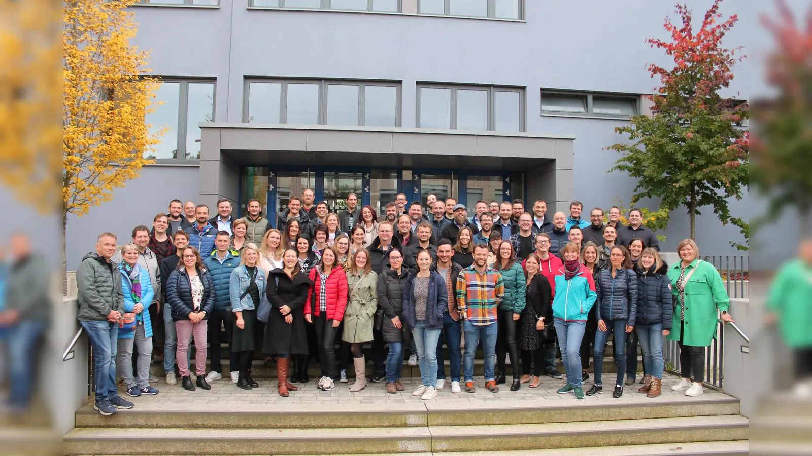 Die ehemaligen Klassenkameraden der Naabtal-Realschule kommen zu einem Treffen zusammen.  (Bild: Anita Ries/exb)