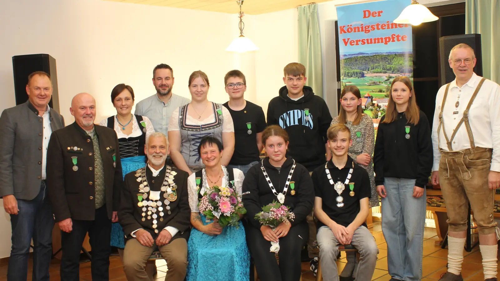 Die neuen Würdenträger der Burgschützen Ebermannsdorf mit König Anton Schill, Liesl Ruth Kryschak, Jugendliest Isabell Steup, Jugendkönig Nicolas Kryschak (sitzend v.l.n.r.), Bürgermeister Erich Meidinger (links) und Schützenmeister Thomas Kryschak (rechts) (Bild: Stefanie Kryschak)